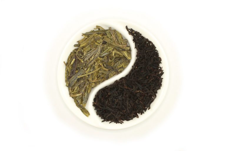 Green tea and black tea in round Yin and Yang design
