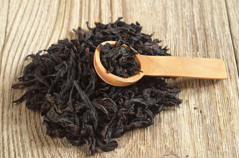 chinese oolong tea and wooden spoon